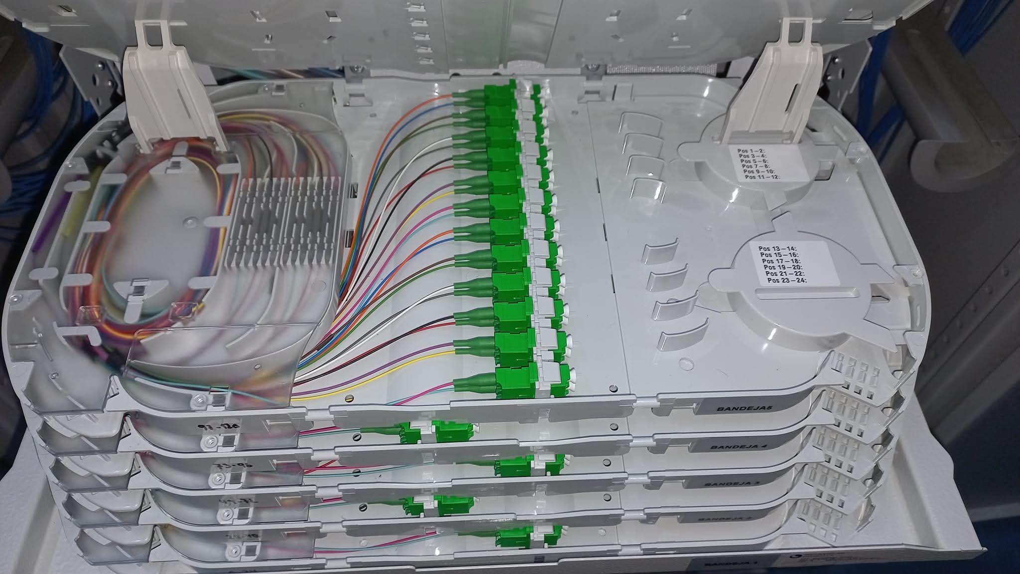 Empalme de fibra óptica en bandeja
